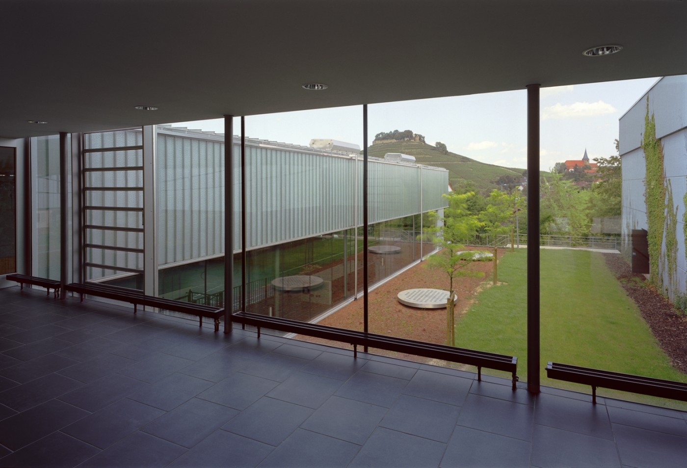 Foyer mit Ausblick auf Burg Weibertreu